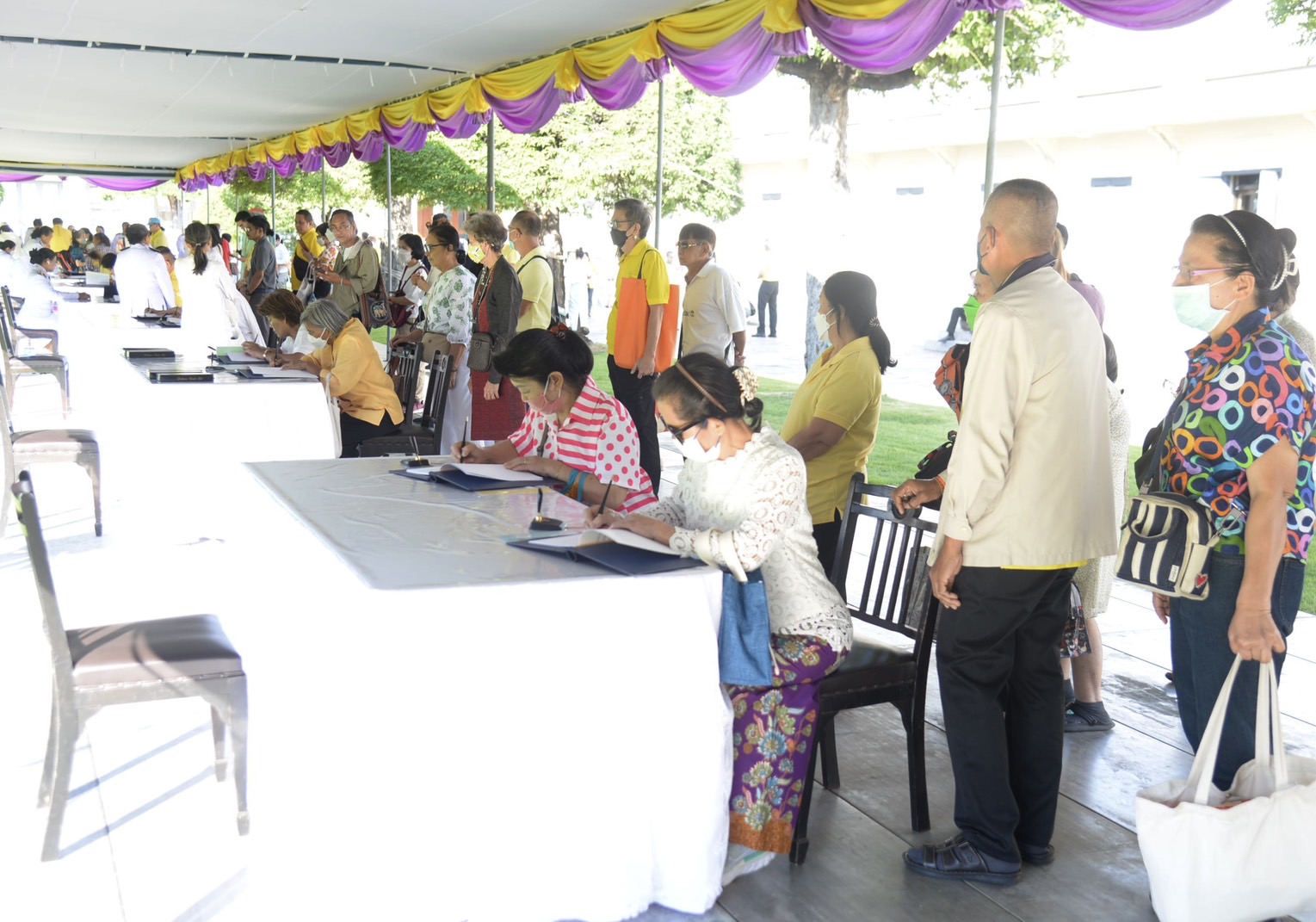 ในหลวงพระราชินีพระราชทานปฏิทินหลวงแก่ผู้มาลงนามถวายพระพรเนื่องในวันปีใหม่