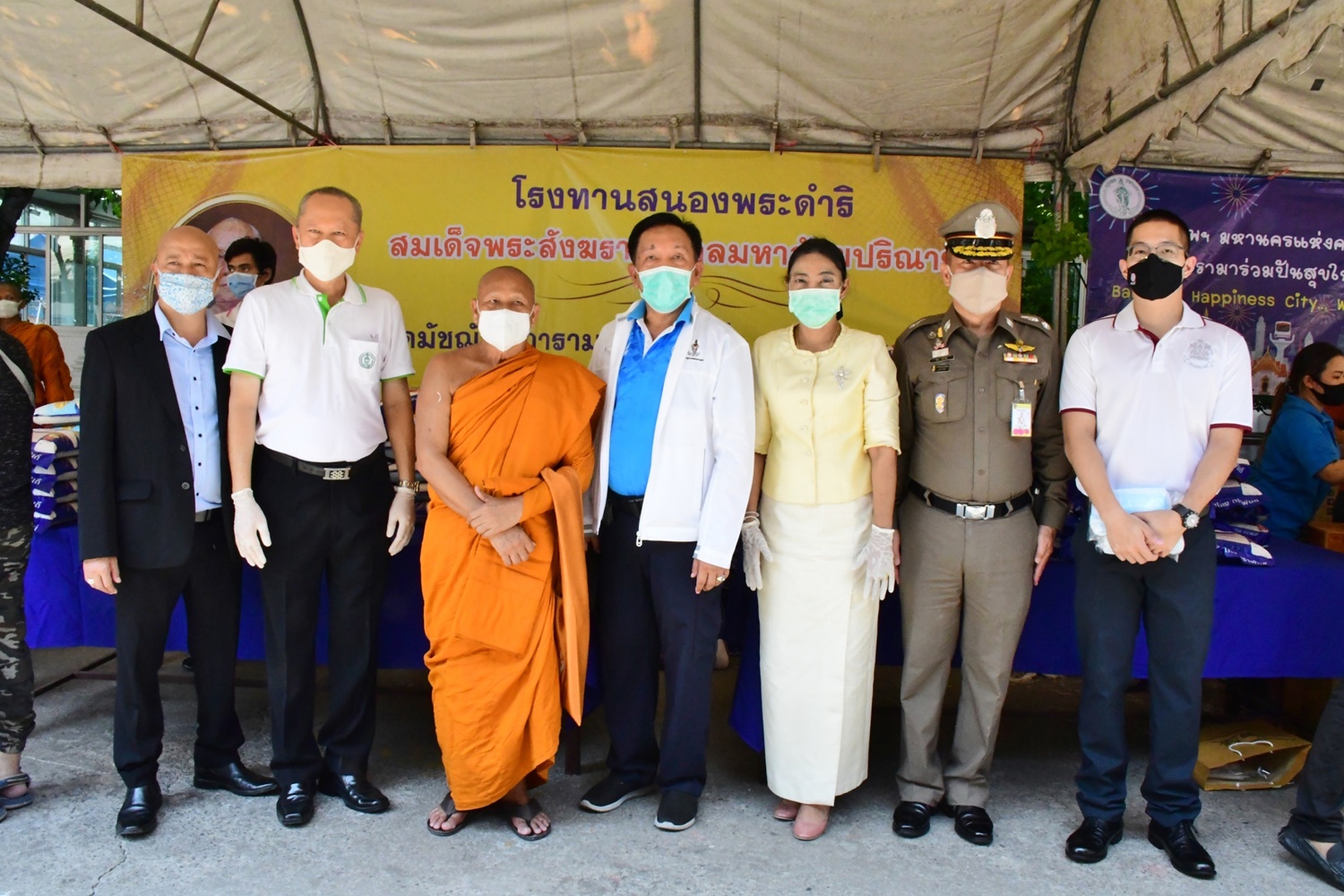 เขตบางซื่อ ร่วมหน่วยงานภาครัฐ-เอกชน-ศิลปิน-ผู้มีจิตศรัทธา มอบถุงยังชีพสู้ภัยโควิด-19 