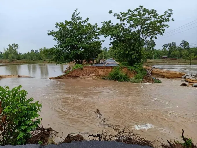 อำเภอเลิงนกทาฝนตกตลอดทั้งคืน ทำให้พื้นที่การเกษตรมีน้ำ-ถนนเข้าบ้านน้อมเกล้าถูกตัดขาด