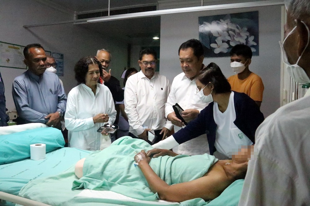 "พ.ต.อ.ทวี" รุดเยี่ยม "ป้านิ่ม" เหยื่อเหยียบกับระเบิดในสวนยางสุไหงปาดี เปรยเหตุรุนแรงในพื้นที่ควรจบเสียที 