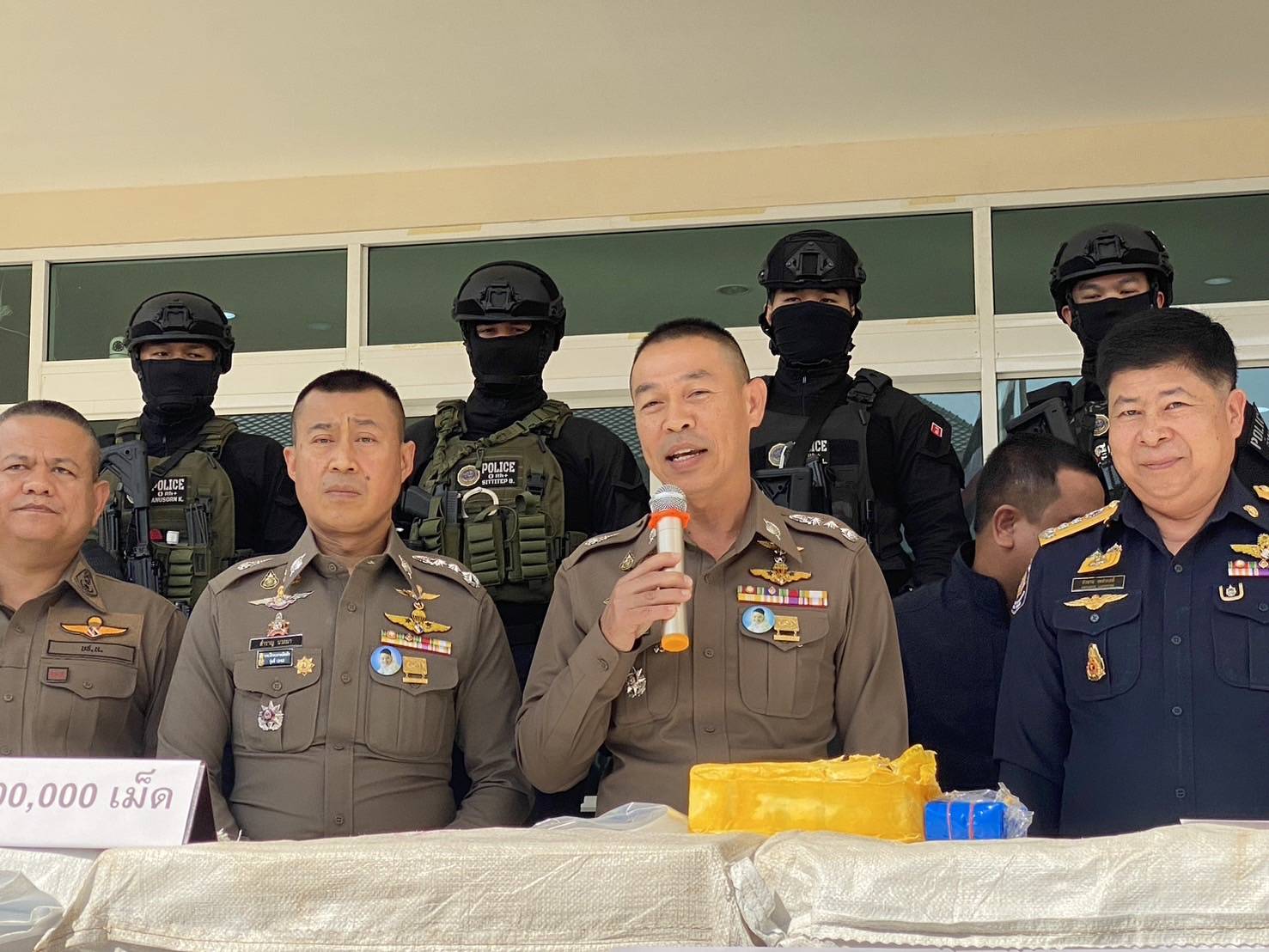 ผู้ช่วย ผบ.ตร. นําทัพแถลงผลจับกุมเครือข่ายลอบขนยาบ้า 15.6  ล้านเม็ด เตรียมกระจายพื้นที่ภาคกลาง