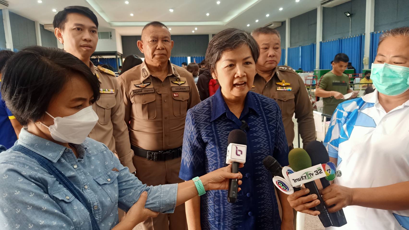 สกลนคร เลือกตั้งล่วงหน้าคึกคัก ผวจ.ต่อแถวเข้าคิวใช้สิทธิ์ พร้อมเชิญชวนออกมาใช้สิทธิ์ เลือกคนที่รัก เลือกพรรคที่ชอบ ย้ำเตือน ขรก.วางตัวเป็นกลาง