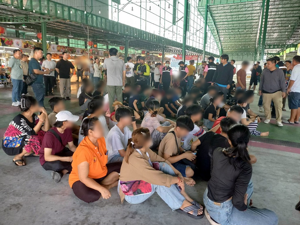 จับกุมต่างด้าว 29 คน ลักลอบทำงานในตลาดดังย่านพุทธมณฑล