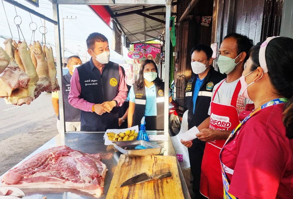 พ่อเมืองตรัง ตรวจจุดจำหน่ายเนื้อหมูธงฟ้า เดินสายรับฟังเสียงประชาชน เร่งแก้วิกฤตราคาแพง