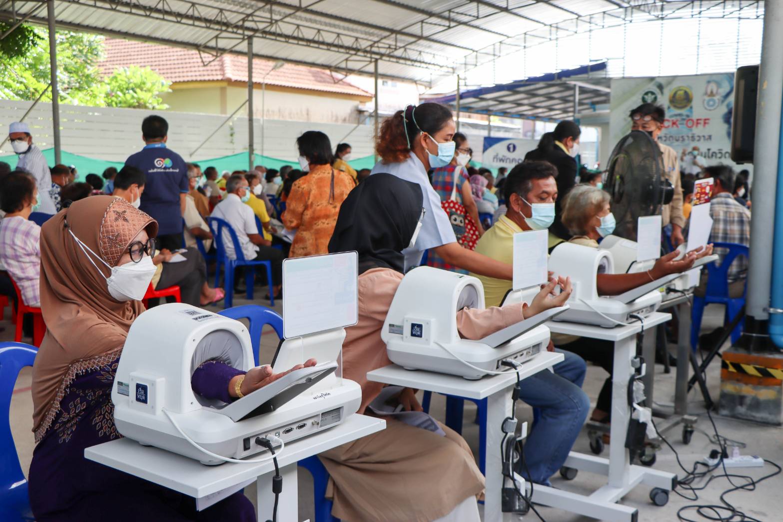 ประชาชนชาวนราธิวาสกว่า 1,600 คน เดินทางมาฉีดวัคซีนแอสตร้าเซนเนก้า เข็มที่ 2 