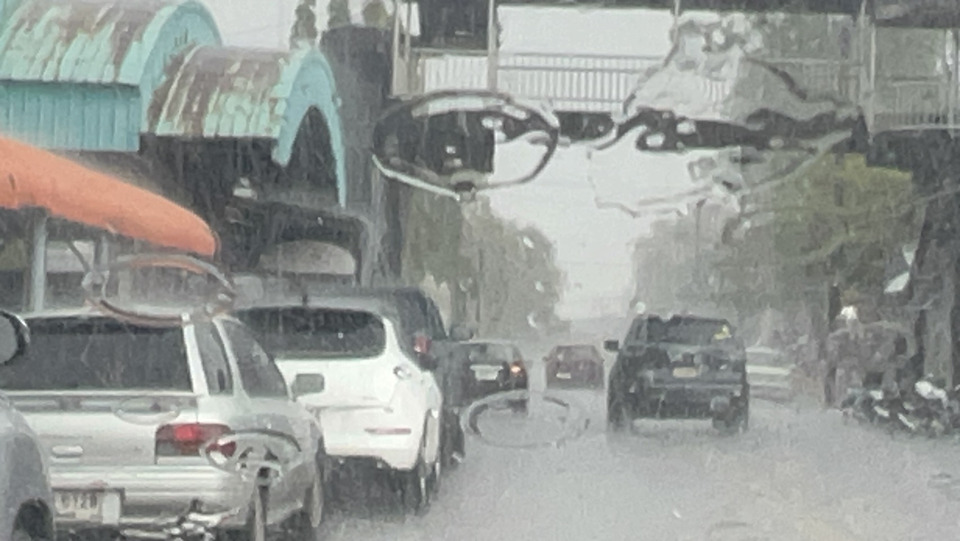 ฝนตกหนักก็ไม่หวั่น! ชาวตราดลุยใช้สิทธิเลือกตั้งต่อเนื่อง ชายแดนกัมพูชายังปกติ