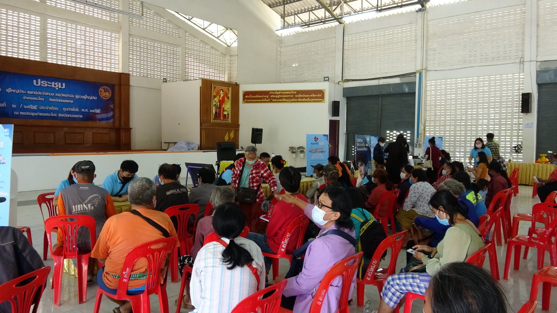 คณะผู้บริหารการคลังประจำจังหวัดหนองคาย ลงพื้นที่อำนวยความสะดวกประชาชนรับลงทะเบียนเราชนะ