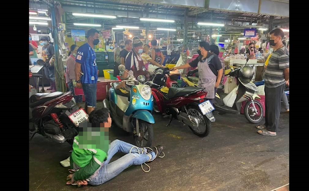 หนุ่มส่งอาหารเจ้าดังตกอับขโมยจยย.ในตลาดเมืองชล  หนีไม่พ้นถูกรุมจับส่งตำรวจทันควัน