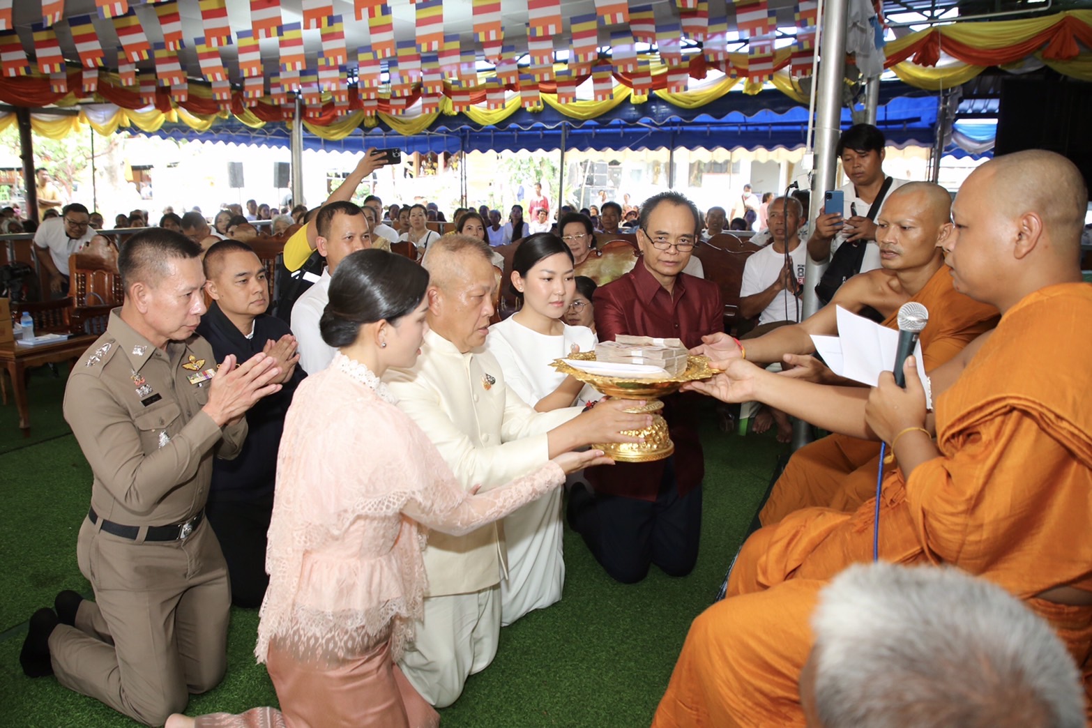 สว.-ผบก.สุรินทร์ร่วมงานไหว้ครูขอขมาครูบาอาจารย์ หลวงปู่หงษ์ พรหมปัญโญ