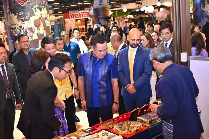 หลงไหลแบรนด์ไทย ! "อนุทิน" เปิด ฟินิกซ์ "OTOP DESTINATION" ปลื้มสินค้าท้องถิ่น ตีตลาดเมืองหลวง ประกาศผลักดันเต็มที่