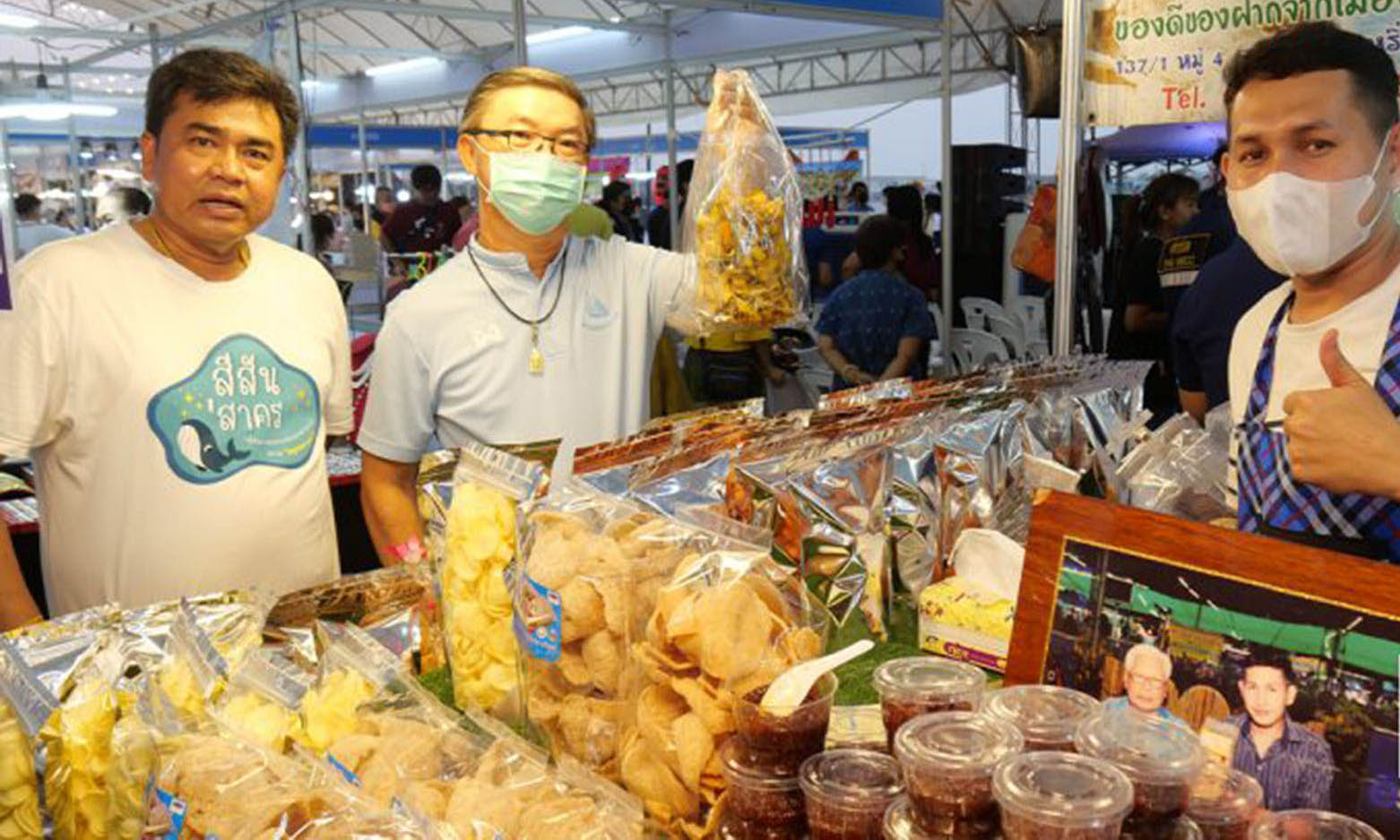 พาณิชย์สมุทรสาครจัดงานกินปลาทู-ชูขายสินค้าราคาถูกริมเขื่อนเจ้าหลักเมืองมหาชัย