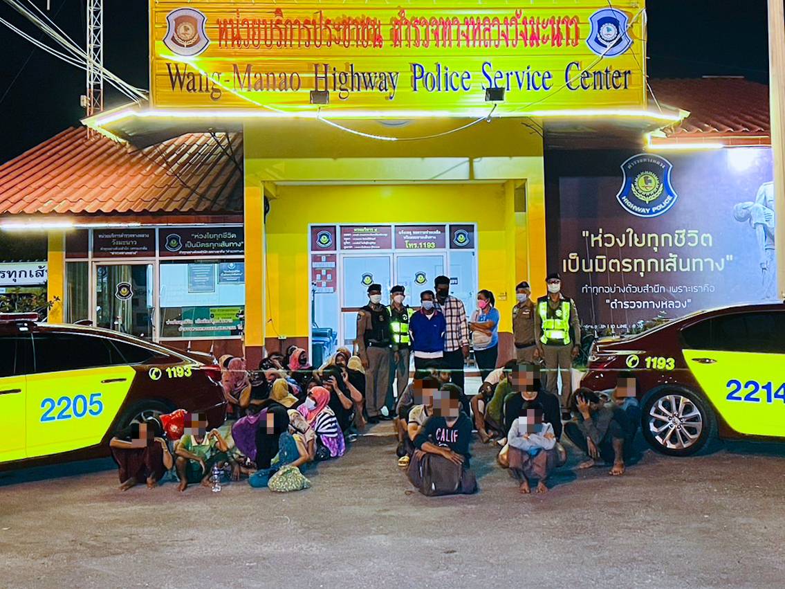 ตำรวจทางหลวงสกัดจับขบวนการ ลักลอบขนแรงงานต่างด้าว ชาวโรฮินจา เหมารถบัสส่งใต้ 