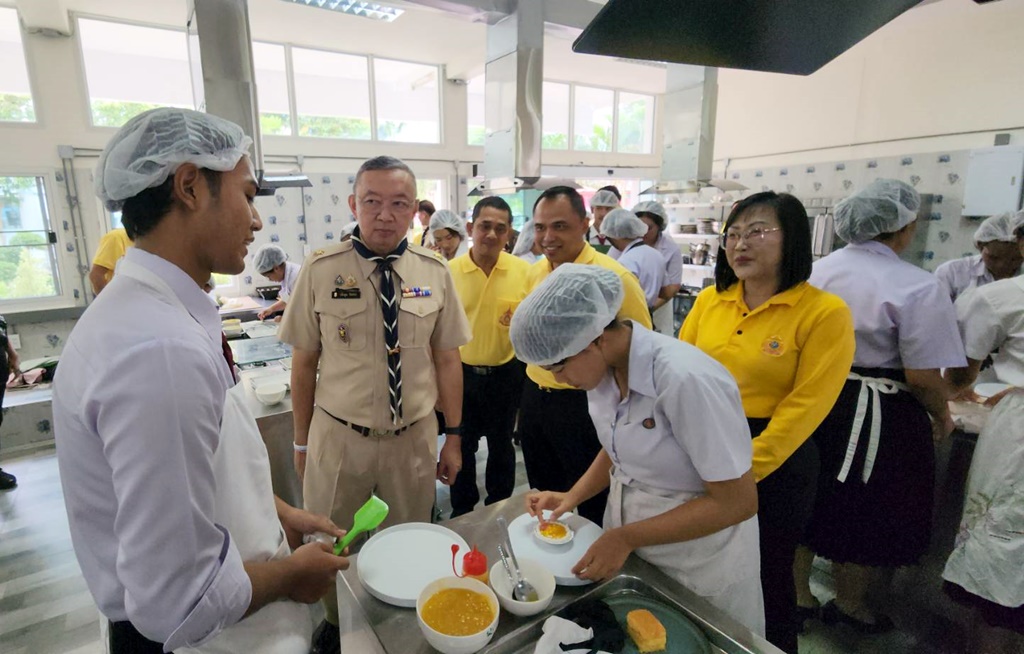 รมว.ศธ.ตรวจเยี่ยมการจัดการเรียนการสอนเทคนิคระยอง พร้อมบุกถึงครัว 'ร้านใบชะมวง'