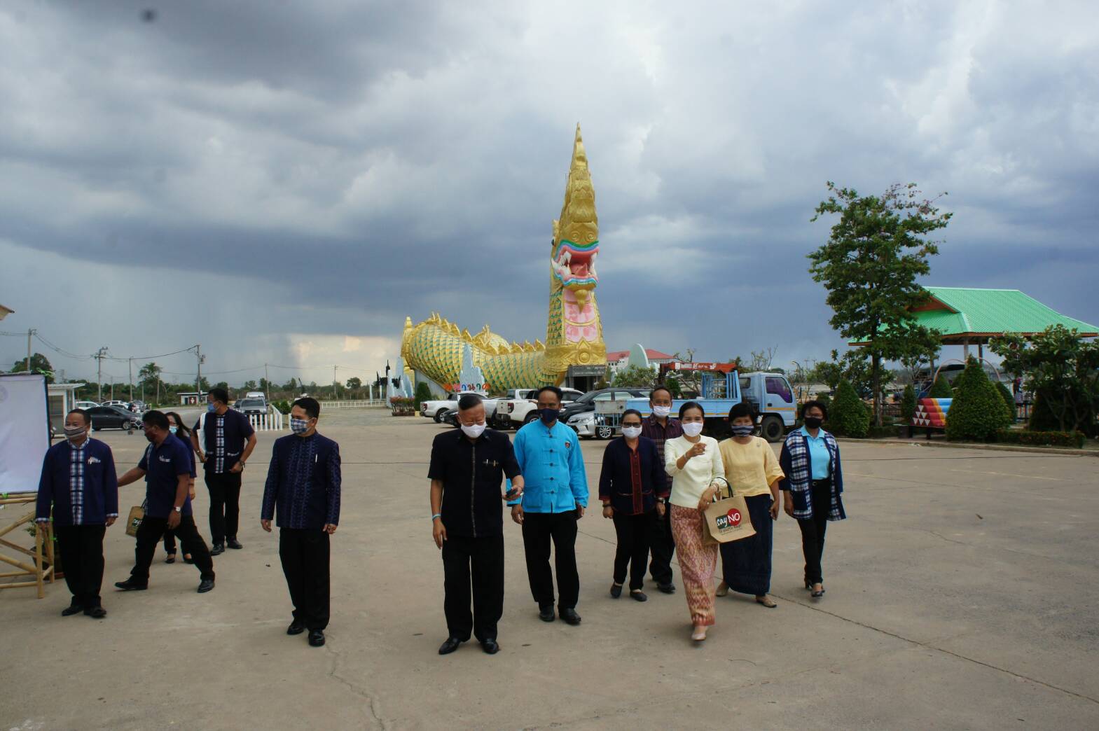 นทท.แห่เที่ยวจ.ยโสธรชมวิมานพญาแถน อุดหนุนสินค้าโอทอป การด์ไม่ตกป้องกันโควิด-19 