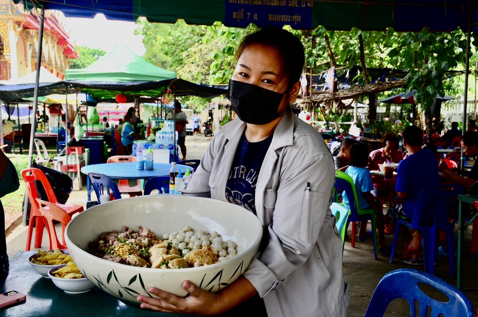 ชวนเที่ยววัดหนองกระทุ่ม จ.นครปฐม ชิมก๋วยเตี๋ยวชามละ 1 บาท เมนูเด็ดใส่อ่าง 149 บาท กินได้ 10 คน 