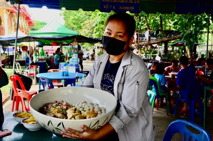 ชวนเที่ยววัดหนองกระทุ่ม จ.นครปฐม ชิมก๋วยเตี๋ยวชามละ 1 บาท เมนูเด็ดใส่อ่าง 149 บาท กินได้ 10 คน 
