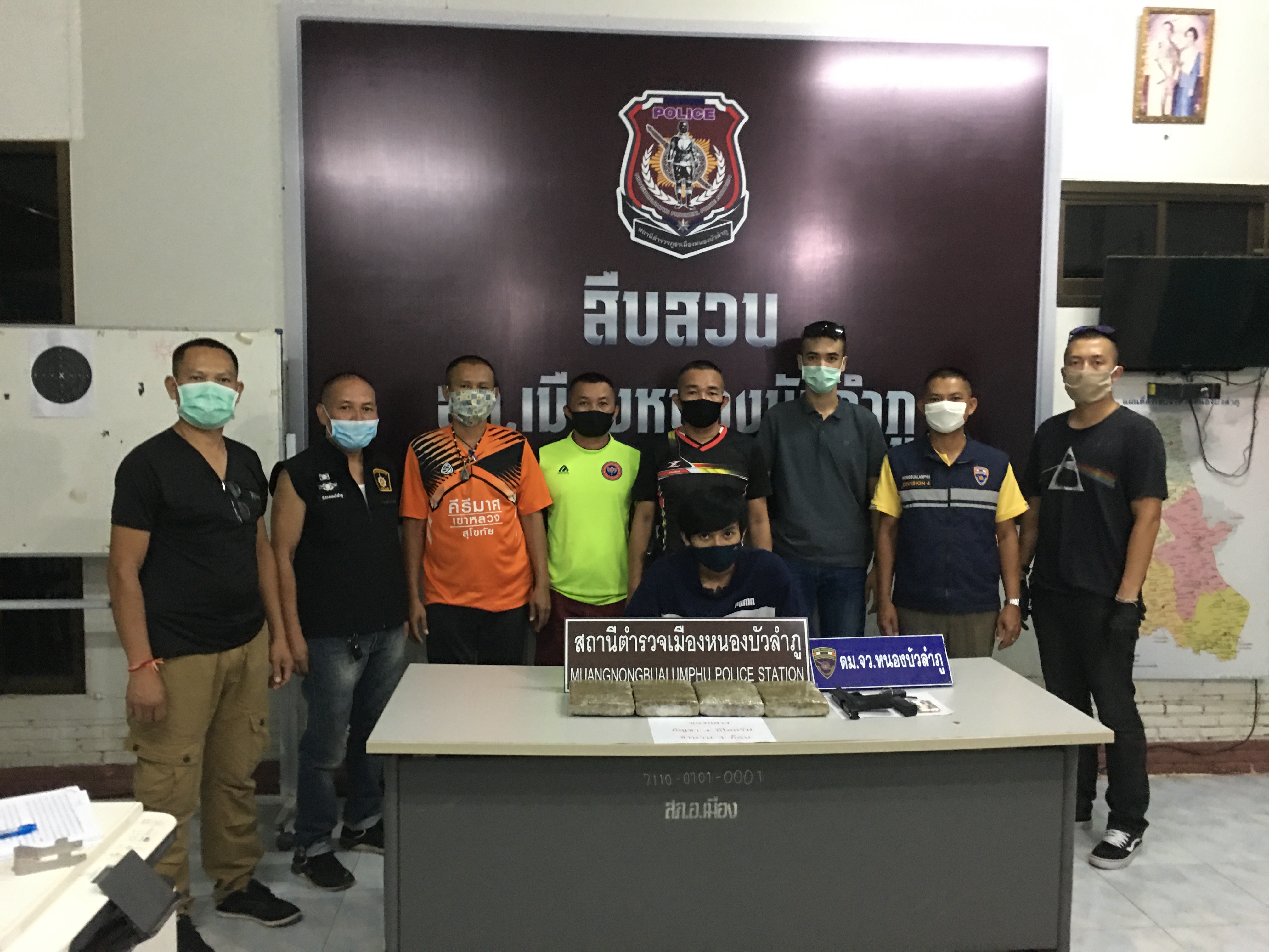 ปิดเมืองล่าดรีมท่าเดื่อเอเย่นต์ค้ายาแหกด่านหนีชนรถชาวบ้านเสียหายหลายคันพกปืนเตรียมยิงต่อสู้