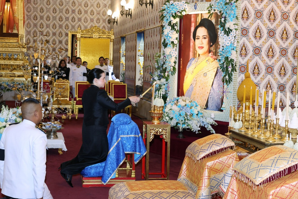 "ท่านผู้หญิงพลอยไพลิน เจนเซน" ทรงบำเพ็ญพระราชกุศลถวายพระบรมศพ "พระพันปีหลวง"