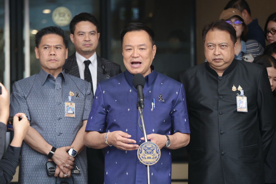 นายกฯ ย้ำ ครม.-ขรก.การเมือง เร่งสร้างผลงานดูแล ปชช. ไม่ต้องให้บุกถึงทำเนียบฯ สั่ง “ปกรณ์” ดูช่อง กม.ยกเลิก MOU  2544
