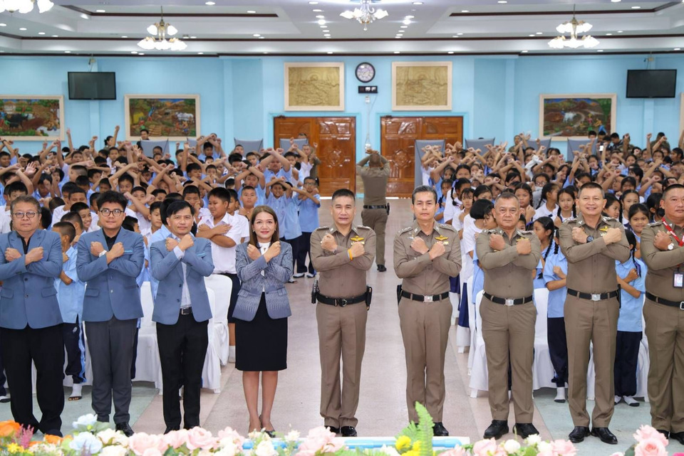 ตำรวจบุรีรัมย์ ติวเข้มเครือข่ายนักเรียน D.A.R.E. ต้านภัยยาเสพติด
