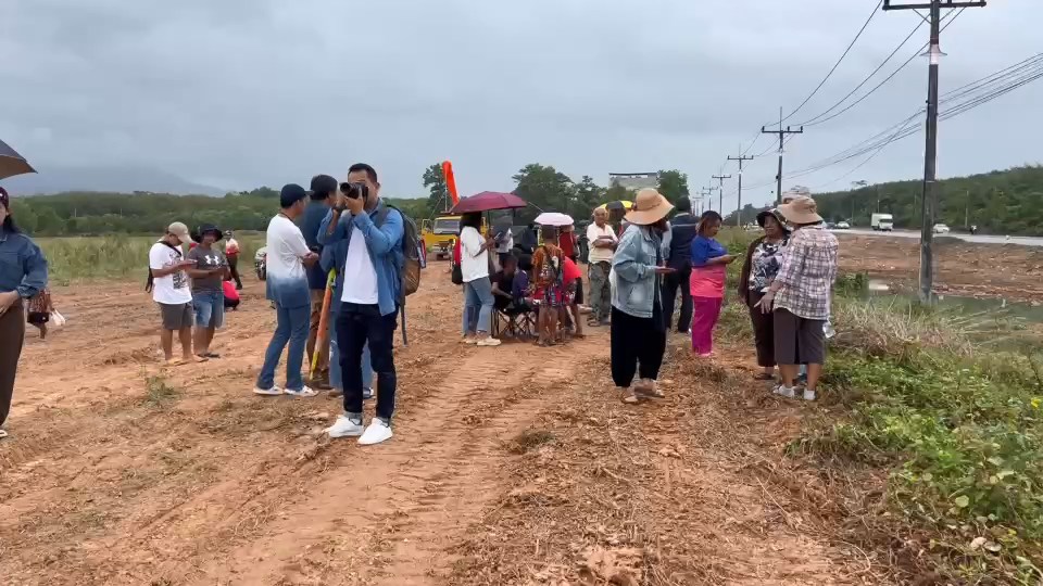 ประชาชนแห่ชมเครื่องบินขับไล่ “กรีพเพน” ขึ้น-ลง ถนนสายเก่าหาดใหญ่ - รัตภูมิ ที่ อ.หาดใหญ่