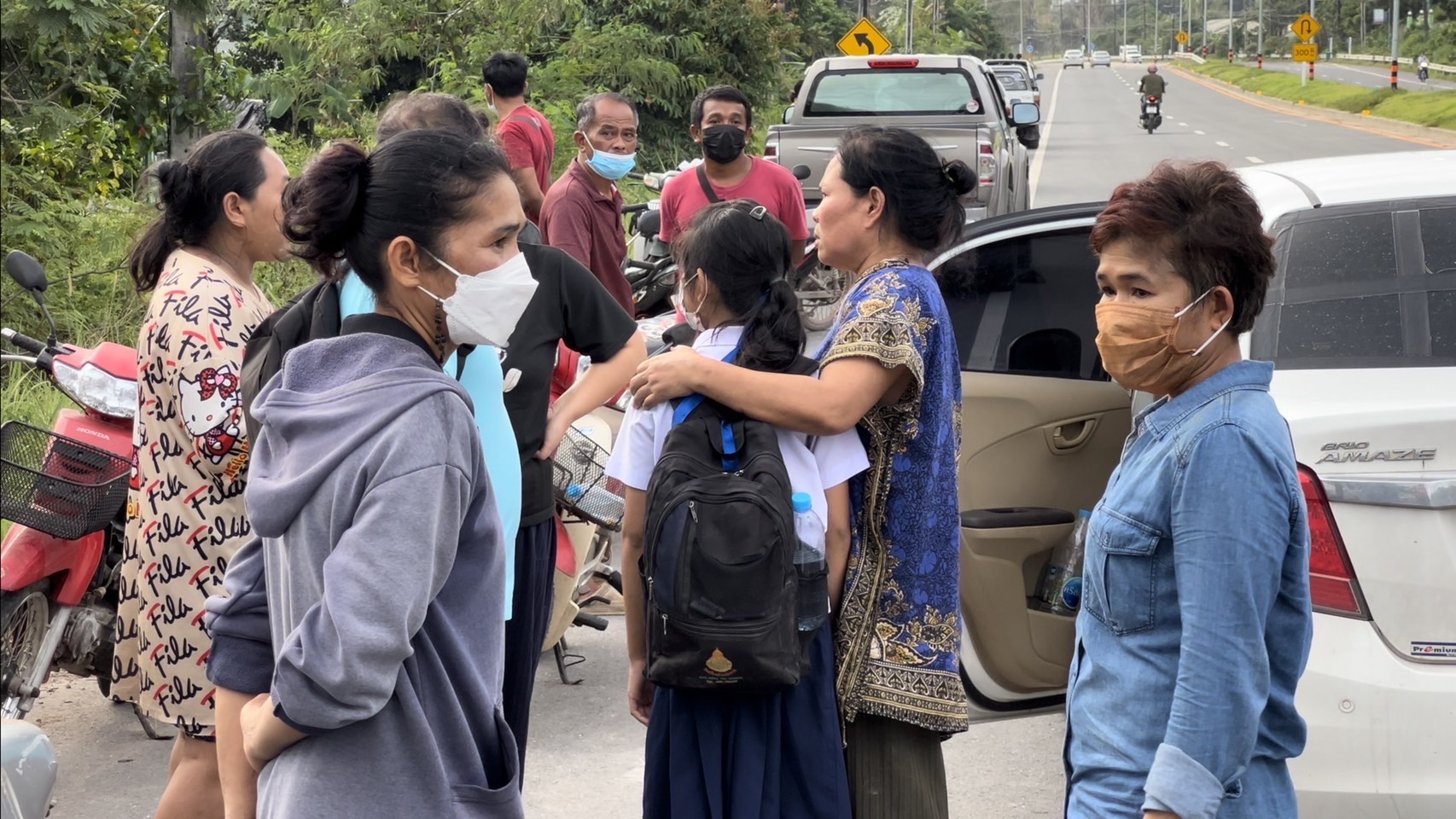 รถบรรทุกขับจี้ตูดรถนักเรียนแล้วแซงแต่ไม่พ้น เบียดจนนักเรียนตกรถ 3 คน บาดเจ็บ