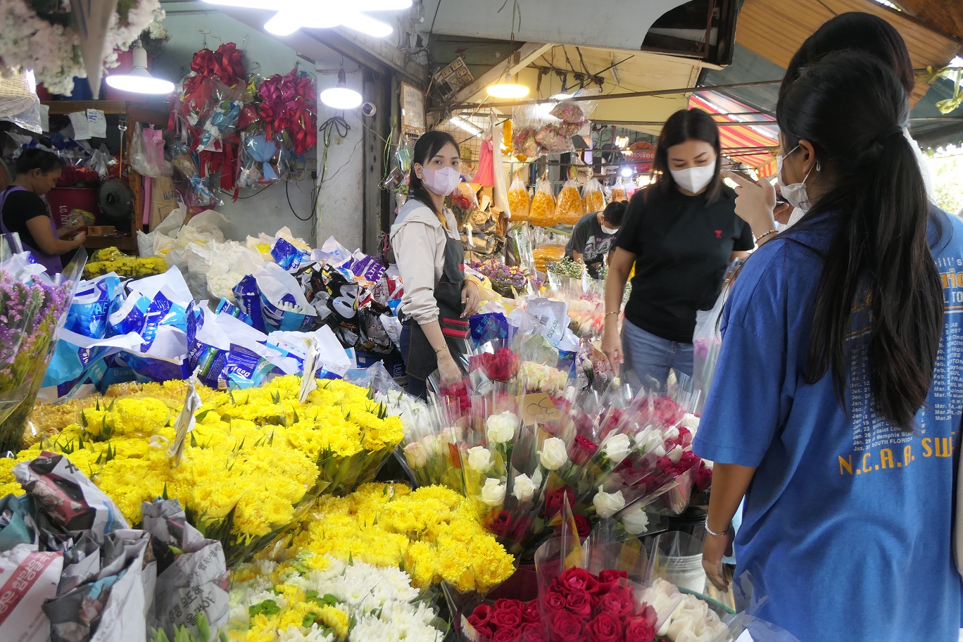 ภาพบรรยากาศเลือกซื้อดอกไม้ที่บริเวณปากคลองตลาดก่อนวันวาเลนไทน์ที่จะมาถึงในวันที่ 14 กุมภาพันธ์นี้ 