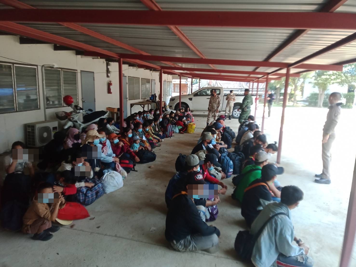 รวบแรงงานต่างด้าวพักโกดังชายแดนแม่สาย  71 คน รอเข้ากรุง-เชียงใหม่
