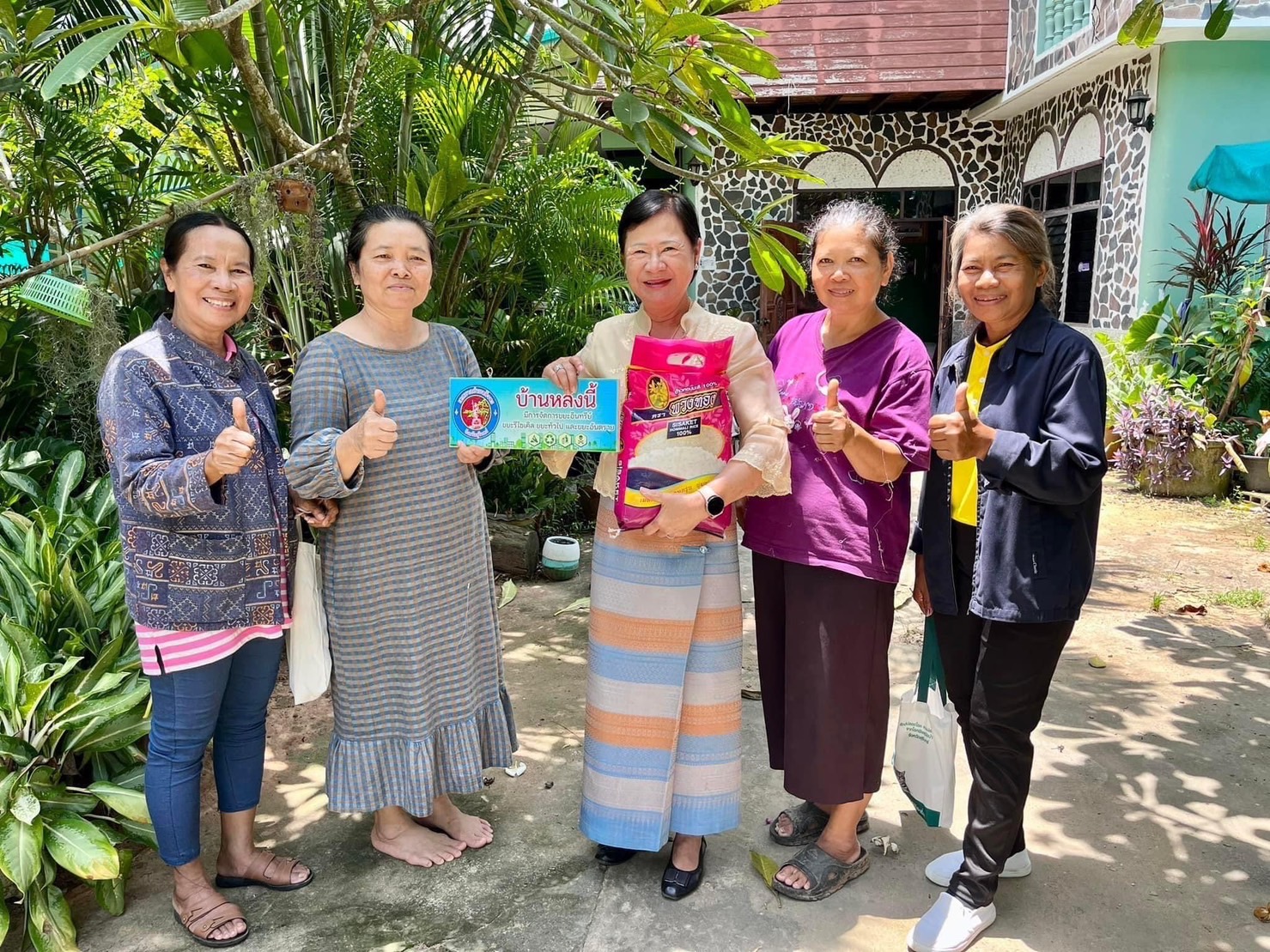 เทศบาลตำบลสังขะ รณรงค์การบริหารจัดการขยะในชุมชน มอบข้าวสารให้กับบ้านที่มีการคัดแยกขยะแบบ 100%