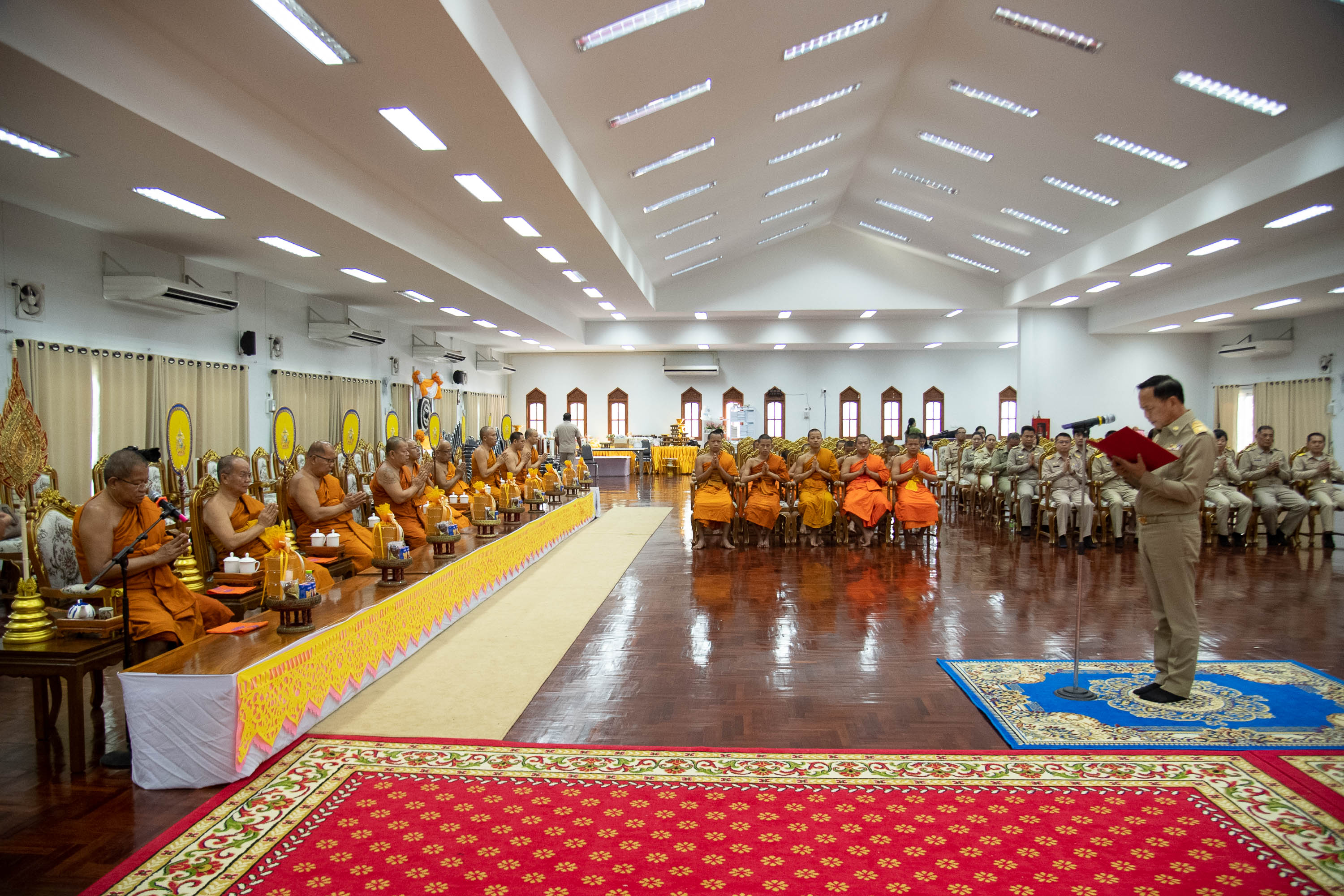 'ในหลวง'ถวายภัตตาหารพระราชทานแด่พระภิกษุ สามเณร กรรมการกำกับห้องสอบ ที่เข้าสอบบาลีสนามหลวง ณ วัดพระธาตุดอยกองมู