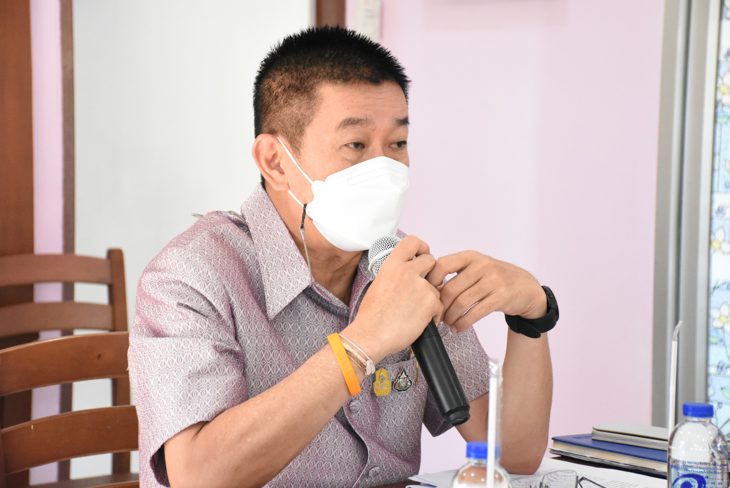 ผู้ว่าฯ ตรัง กำชับหน่วยงานที่เกี่ยวข้องเร่งผลิตสื่อประชาสัมพันธ์สร้างการรับรู้เรื่องการรักษาผู้ป่วยโควิด-19 “เจอ-แจก-จบ”
