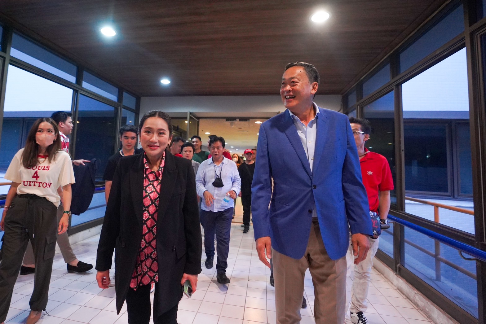 "แพทองธาร-เศรษฐา" เดินเยี่ยมศูนย์แถลงข่าวเพื่อไทย ชี้เร็วเกินไปจะพูดถึงผลเลือกตั้งตอนนี้ 