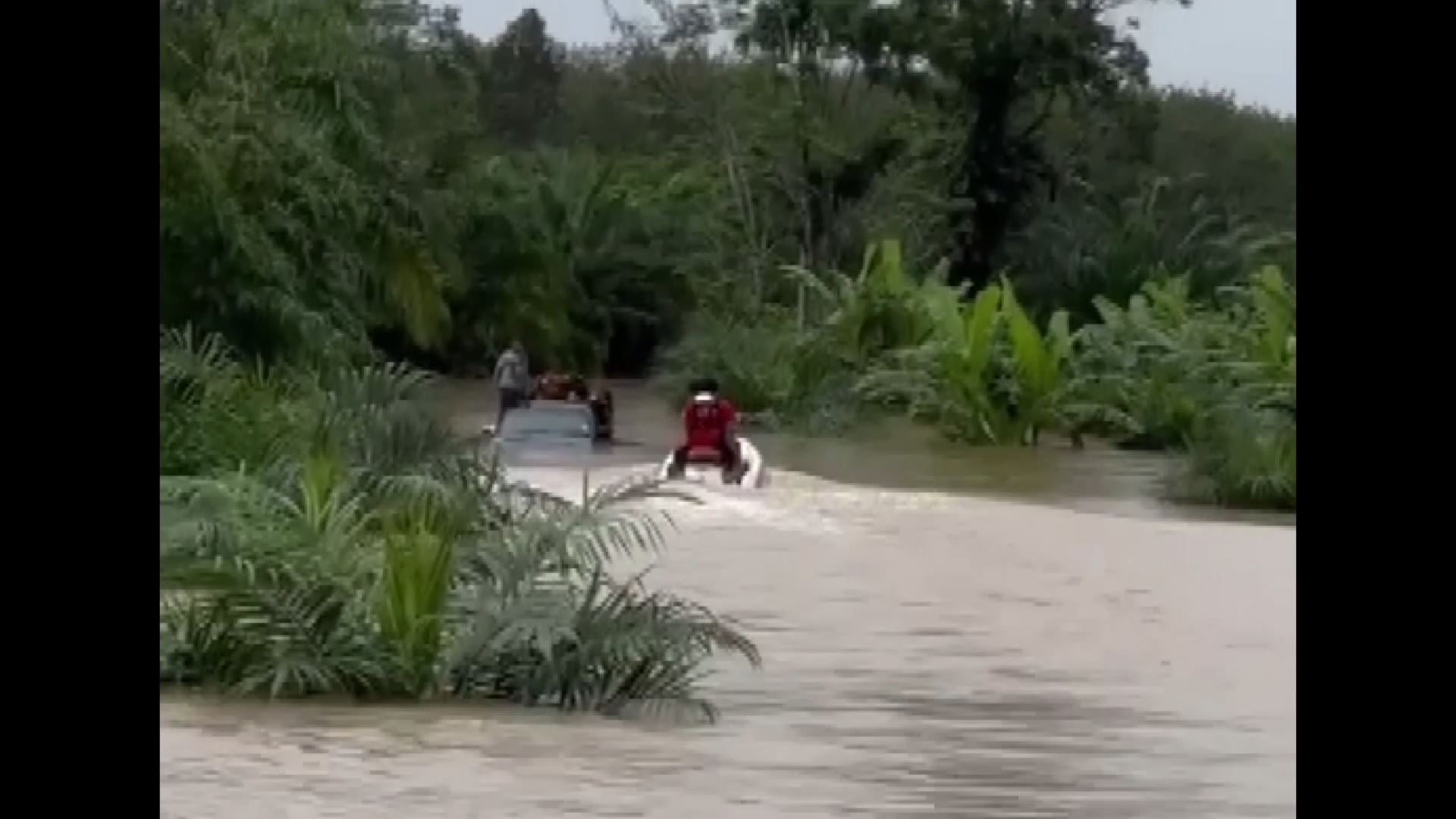 ระทึก!กู้ภัยเพชรเกษมและทหารช่วยชาวบ้านติดกลางน้ำป่าเหตุมีฝนตกต่อเนื่องหลายจุด