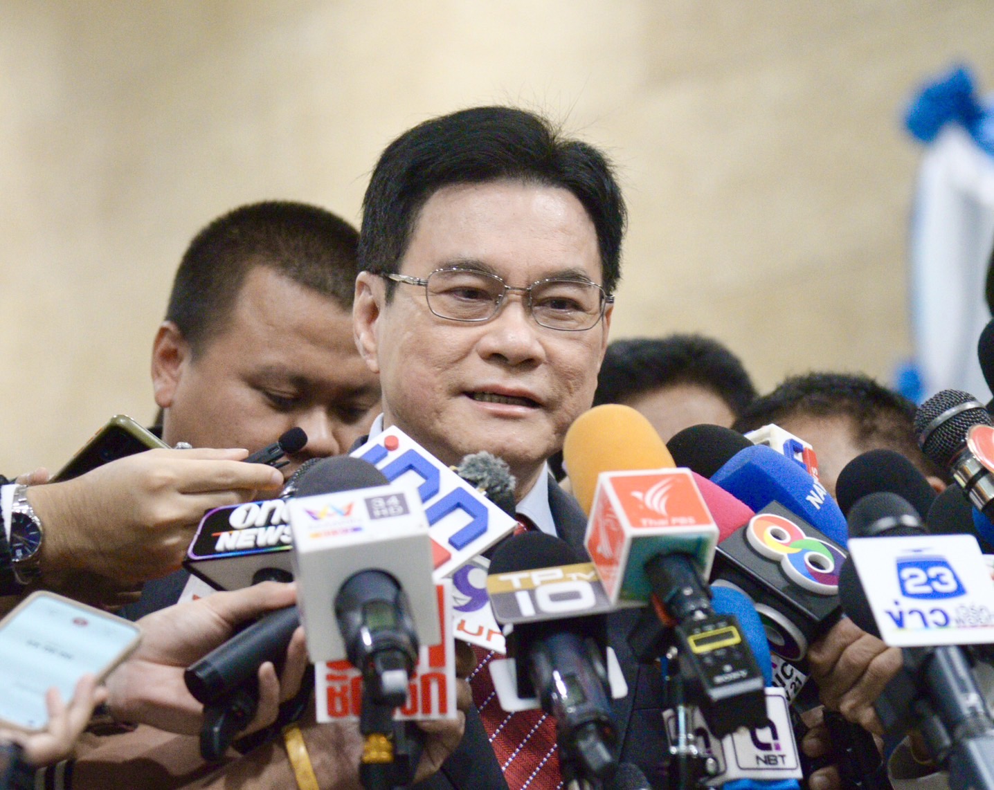 "จุรินทร์" ปัดข่าวส่งคนดีลร่วมรัฐบาล เชื่อ "สส.ปชป." มีศักดิ์ศรี ยึดมั่นในอุดมการณ์  ร่วม-ไม่ร่วมให้ที่ประชุมพรรคตัดสิน