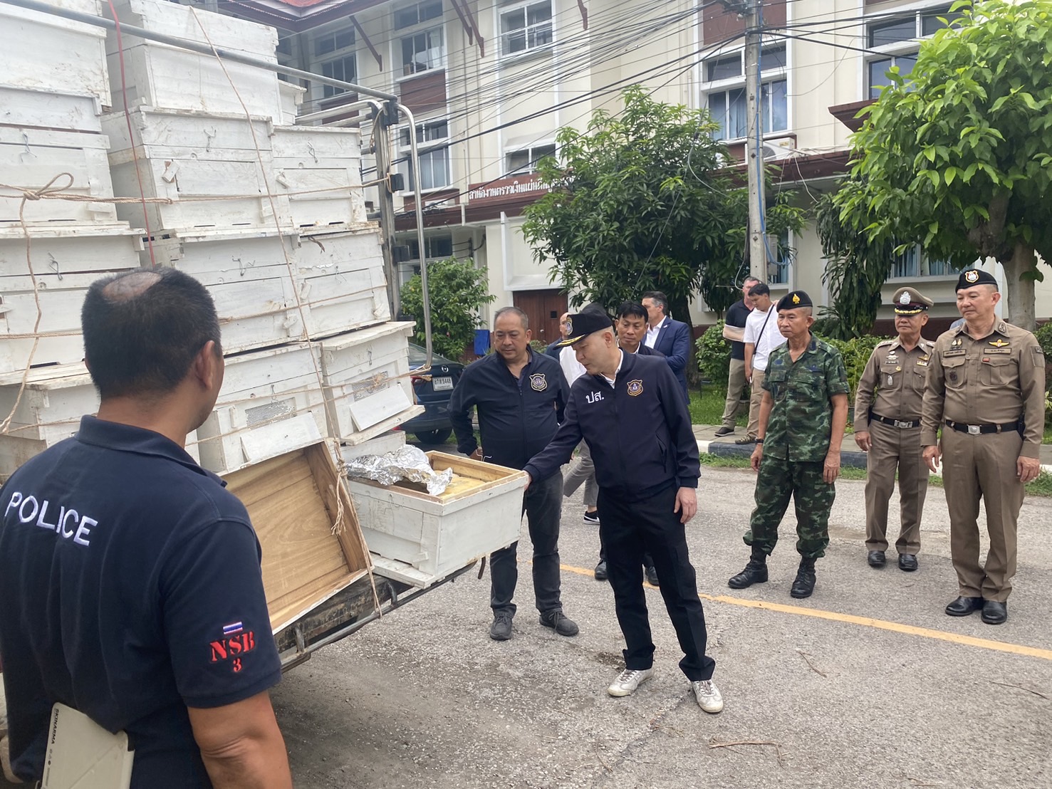 ตำรวจ ปส. รวบคาด่าน เครือข่ายยาเสพติดหัวใส หลังลอบขนยาบ้า 12 ล้านเม็ด ซุกในกล่องเลี้ยงผึ้ง 