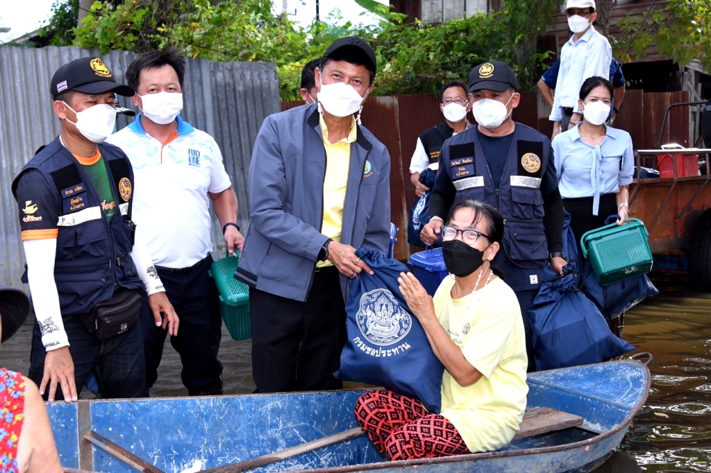 ชป. ห่วงใยมอบถุงยังชีพอย่างต่อเนื่อง ช่วยชาวอำเภอบ้านหมี่ ลพบุรี