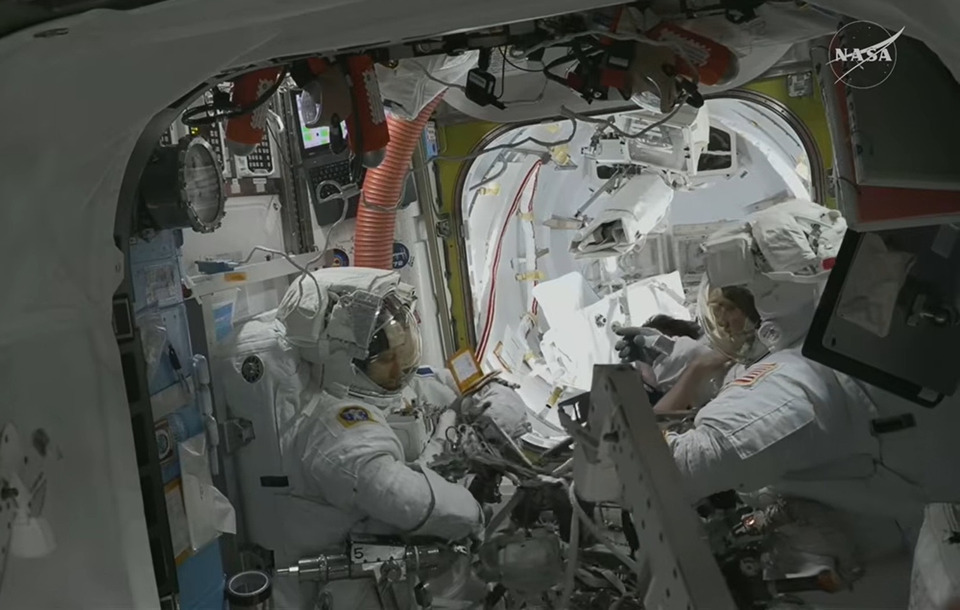 เปิดคลิประทึก! ภารกิจ 2 นักบินอวกาศ NASA เดินอวกาศนอกสถานีฯ เปลี่ยนเสาอากาศ (มีคลิป)