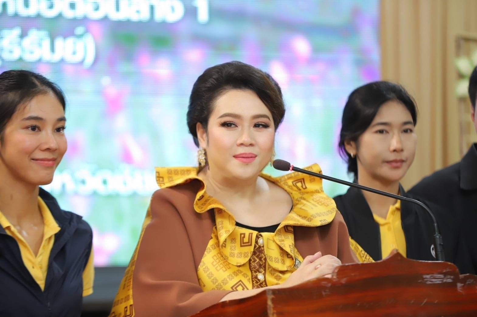 “รมว.อว.” ลงพื้นที่ จ.ชัยภูมิ ชูนโยบาย “โดรนแก้จนเพื่อการเกษตร”
