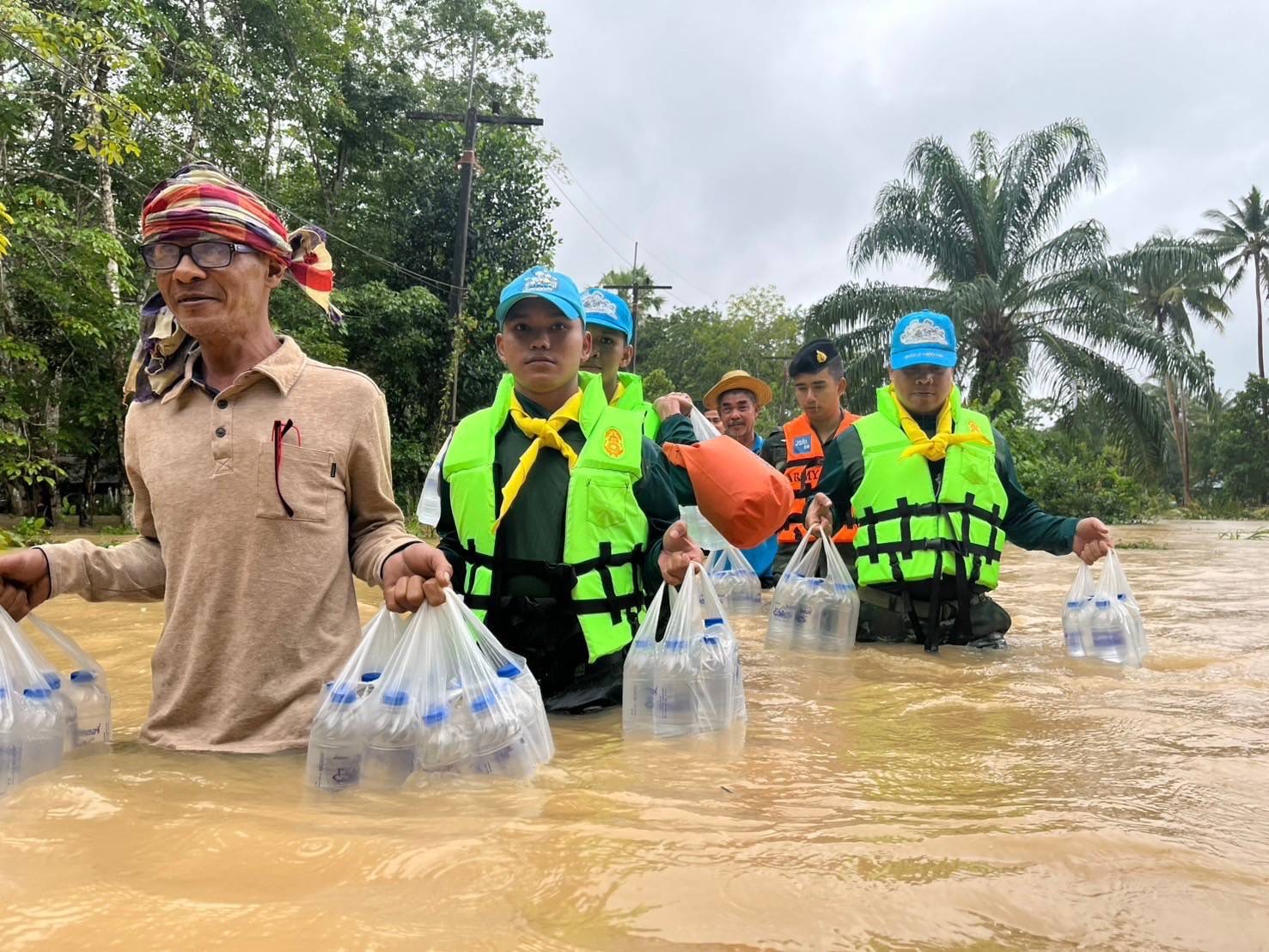 ทบ.ส่งกำลังทหารช่างช่วยอุทกภัยใน จ.สุราษฎร์ธานี และ จ.ชุมพร เร่งช่วยประชาชน