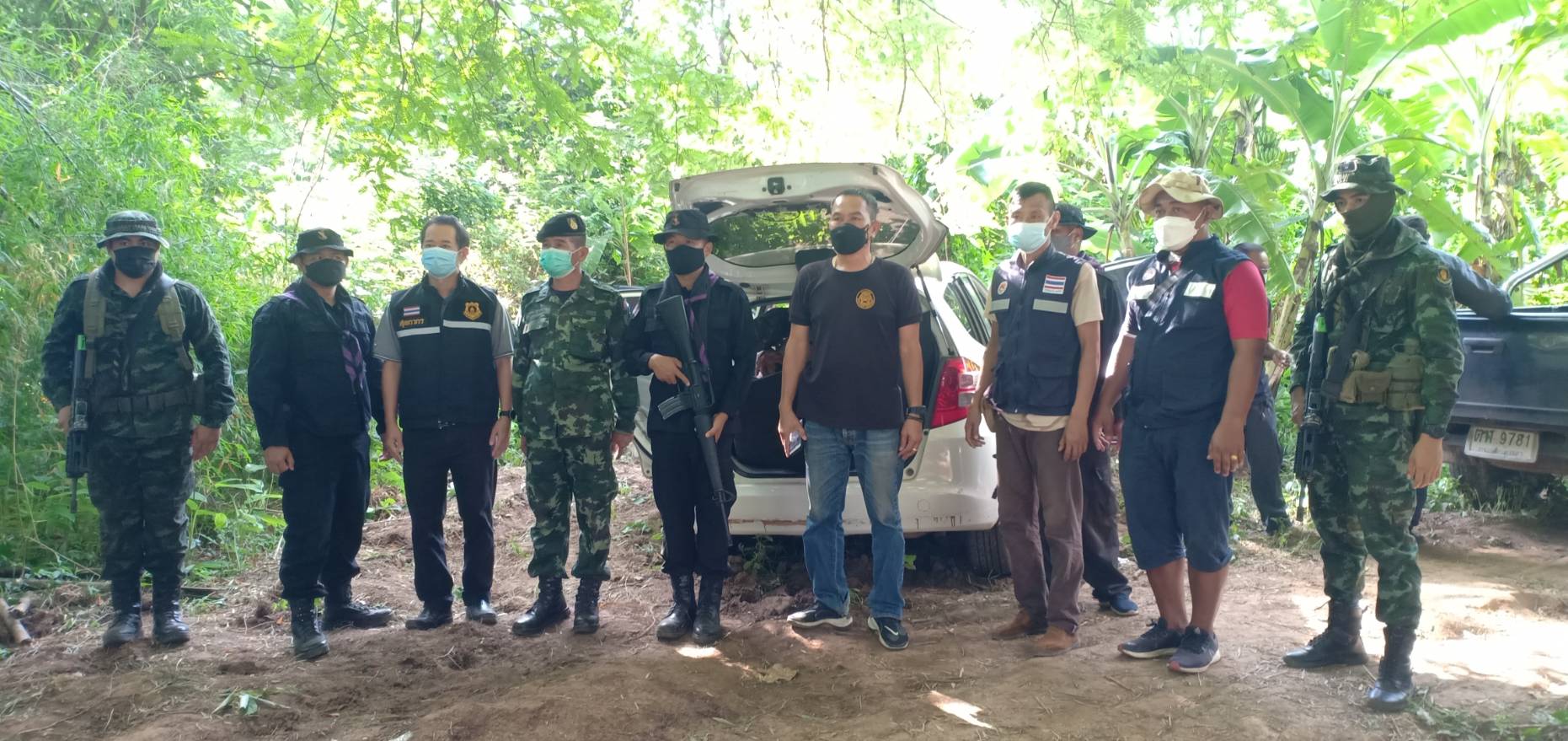 ทหารพรานตรวจยึดรถเก๋งพร้อมไม้พะยูงเต็มคันรถที่ริมฝั่งโขง