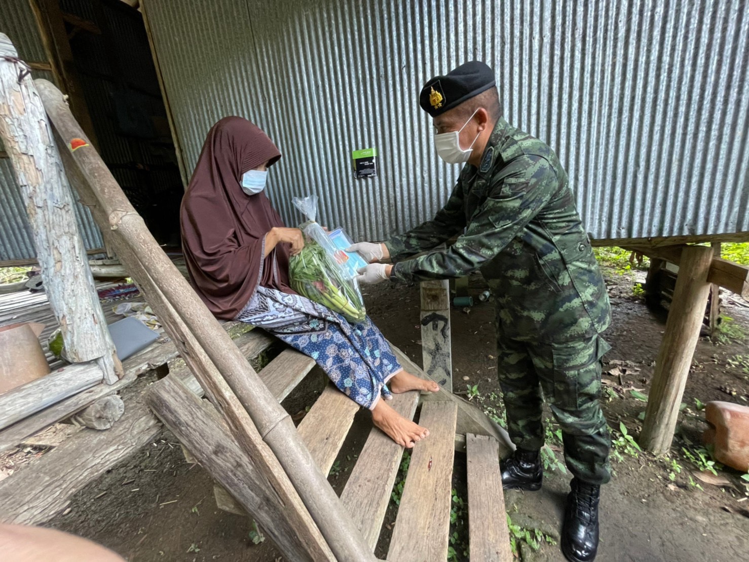  ผบ.ฉก.นราธิวาส ส่งต่อความห่วงใย Army delivery บุกถึงบ้าน  แจกจ่ายผลผลิตโครงการทหารพันธุ์ดี