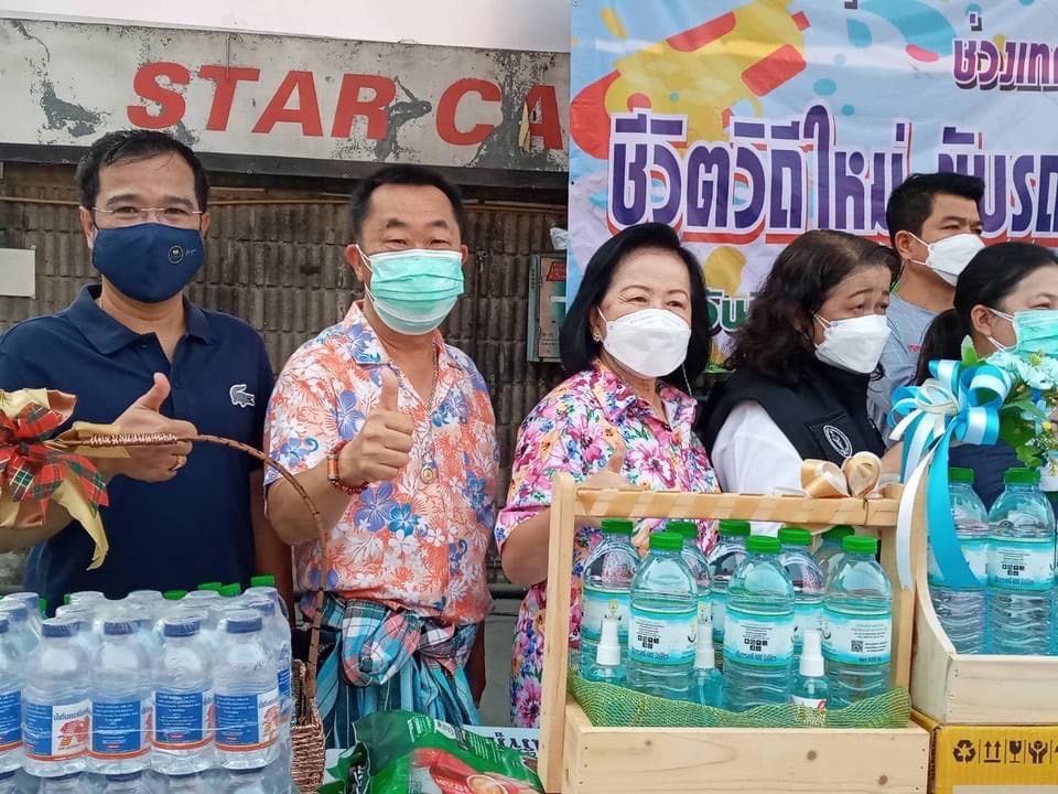 "ชาวทวีวัฒนา"รวมใจตั้งเต็นท์ดูแลผู้ใช้ "รถยนต์-จยย." ช่วง 7 วันอันตราย