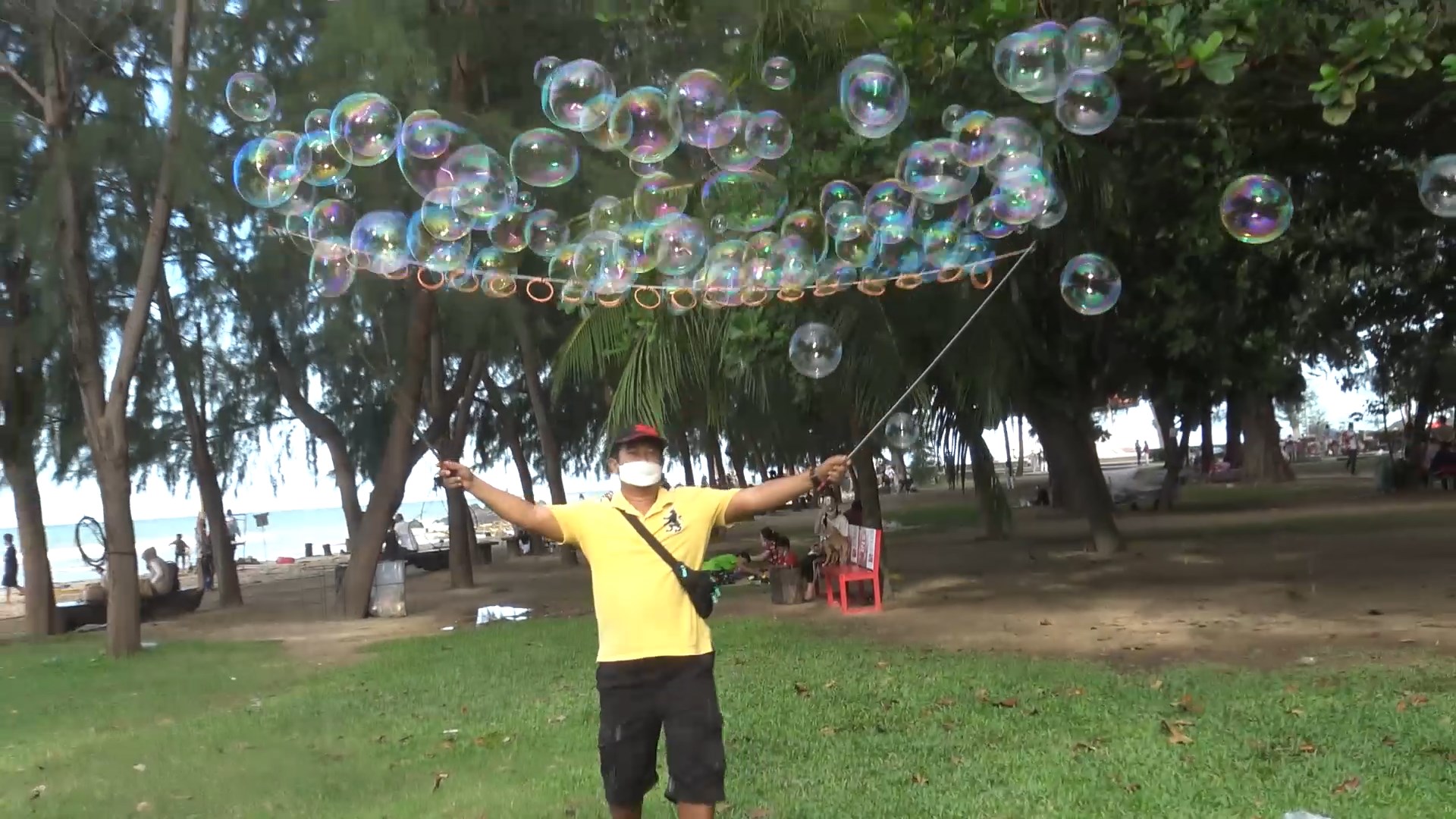  สีสัน Bubble ฟองสบู่ยักษ์ชายหาดสมิหลาสร้างรายได้อย่างงามวันละ 2 – 3 พันบาท