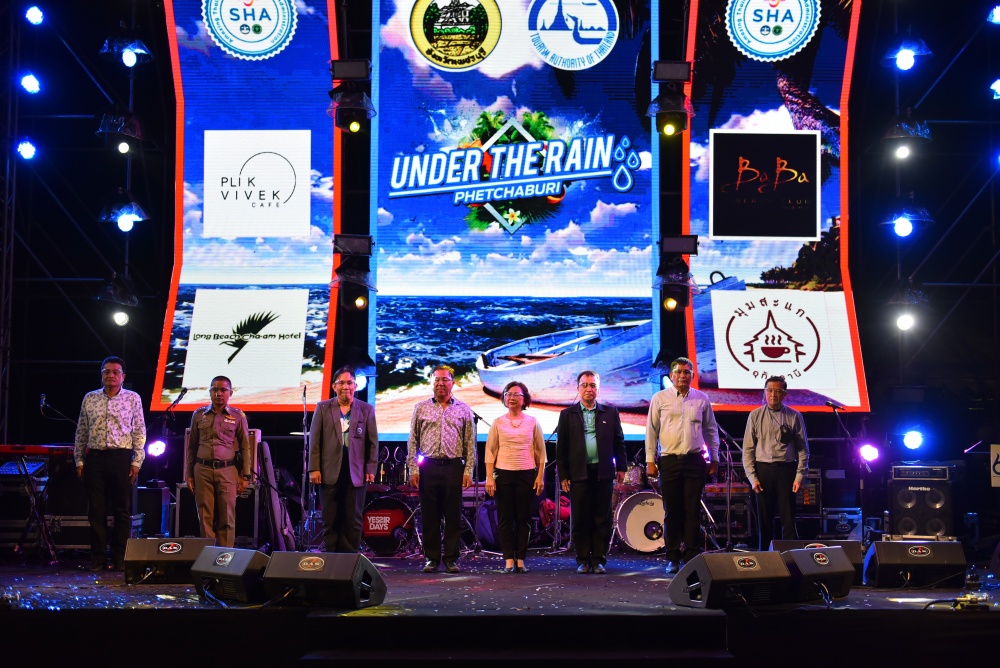 “Under the Rain Phetchaburi” ใต้ฝนแห่งความเหงาเรายังมีเพื่อน ณ ริมชายหาดชะอำเหนือ จ.เพชรบุรี