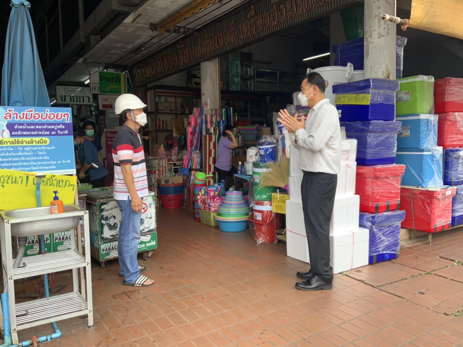 แม่ค้าพ่อค้าตลาดศูนย์การค้าทม.ตราดเก็บสิ่งของ  เตรียมหยุดการขายหลังทม.เมืองตราดปิด 14 วัน ยอมรับแม้ขาดรายได้ก็ต้องยอม
