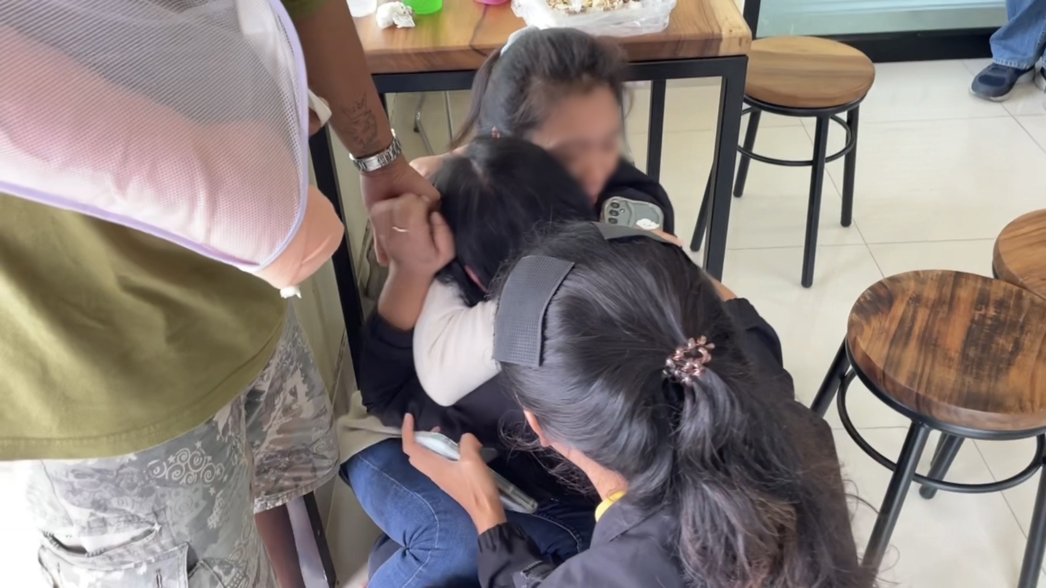 สุดเศร้า! หนุ่มถูกหลานเขยตีแขนหักไม่ได้บวช เคราะห์ซ้ำแม่มาเสียชีวิตไม่เห็นขายผ้าเหลือง
