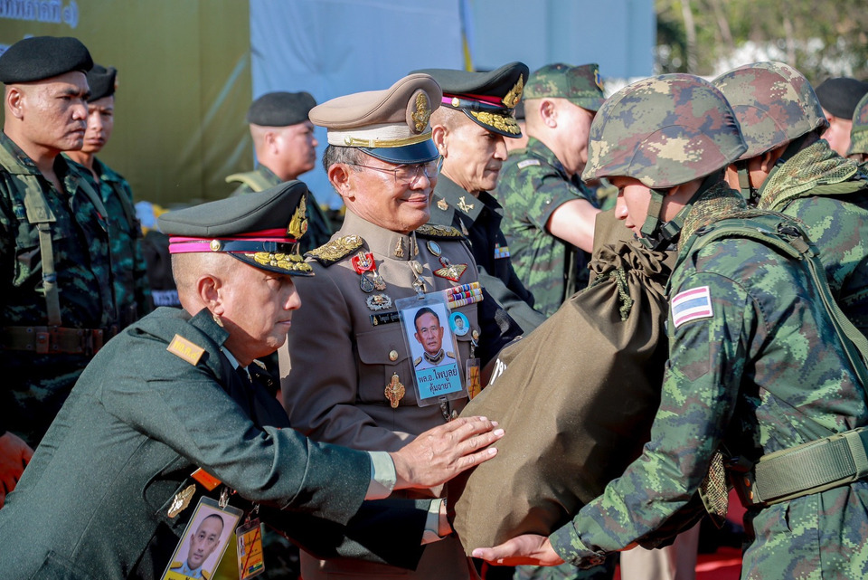“องคมนตรี"เชิญสิ่งของพระราชทาน เนื่องในโอกาสปีใหม่ พ.ศ.2569 ให้แก่เจ้าหน้าที่กองกำลังบูรพา