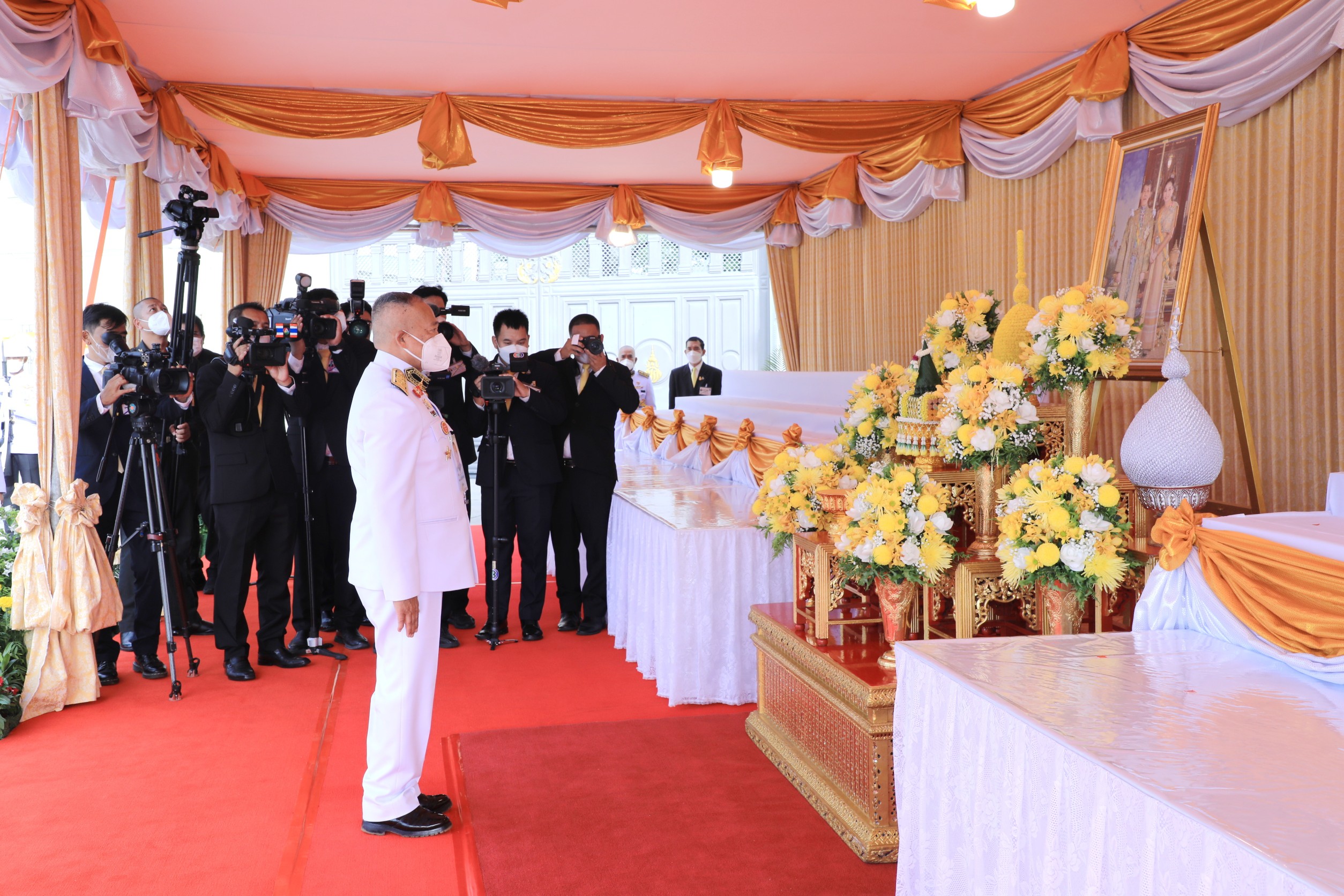 โปรดเกล้าฯ 'พล.อ.อ.สถิตย์พงษ์​  สุขวิมล' ออกรับเครื่องราชสักการะและพานพุ่มถวายพระพรชัยมงคล