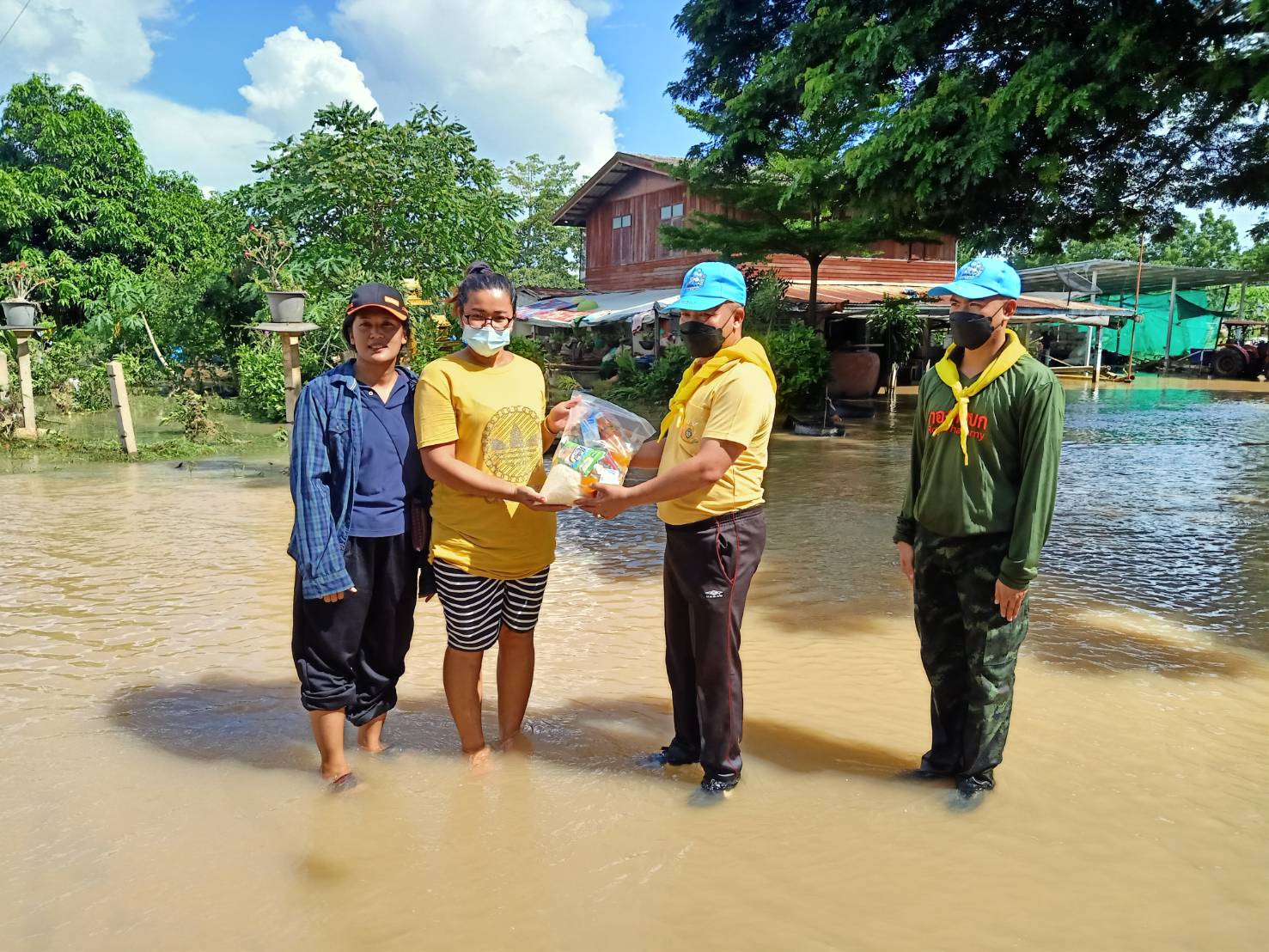 กองพลทหารม้าที่ 1 ร่วมกับหน่วยงานท้องถิ่น  ทำแนวกั้นน้ำในพื้นที่อำเภอเมืองเพชรบูรณ์ 