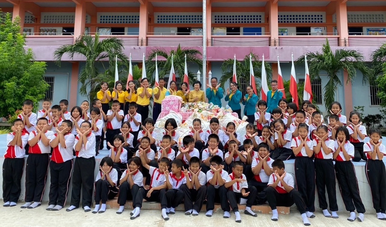 ดร.กัลยาณี นายกสมาคมผู้ปกครองฯ ร่วมกับ ผอ.โรงเรียนอนุบาลวัดพระโต “ทำความดีด้วยหัวใจ” มอบสิ่งของให้ผู้ยากไร้